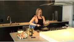 Alexis texas gets pussy and ass licked while cooking Thumb