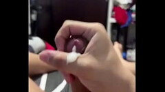 Esta arrecho y saca su lechita Thumb