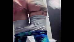 Fazendo xixi e minhas necessidade dentro do banheiro do supermercado at&eacute_ deu tesao ! Thumb