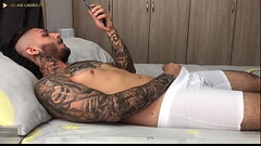 descubro a mi hermanastro masturbandose Thumb