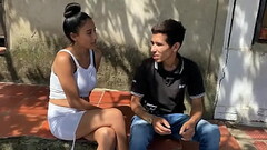 estoy aburrida barriendo afuera de mi casa y mi vecino me invita a follar y acepto Thumb
