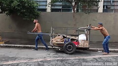 Catadores de papel&atilde_o transando com dois amigos! Thumb