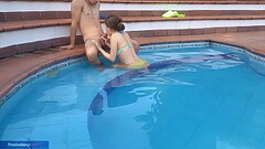 chica inocente disfruta de la piscina con su hermanastro chup&aacute_ndole la verga y fornicando Thumb