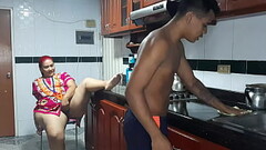 Mi madrastra se pone cachonda en la cocina y terminamos follando. prt. 1 Thumb