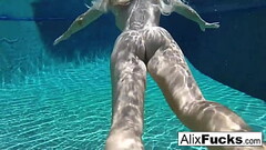 Sex kittens Alix Lynx &amp_ Cherie Deville lick one another Thumb