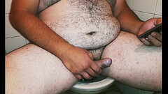 Gordo macho oso mira porno en el celular y se masturba Thumb