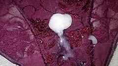 Me masturb&eacute_ con el calz&oacute_n usado guindo de encaje de mi mejor amiga Thumb