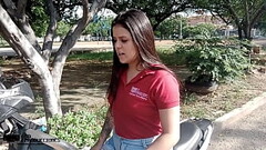 me motocicleta se averio y un extra&ntilde_o me ayuda con el mantenimiento Thumb