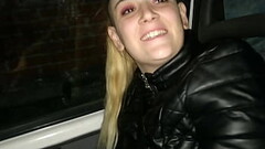 Rubia chupando pija en autopista Thumb