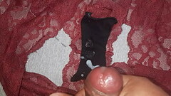 Buen chorro de semen en los calzones guindos de mi amiga Thumb