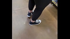 Chica en la tienda le grabo el culo y le gusta . Thumb