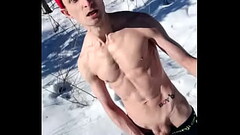 Спорт хлопчик дрочить взимку на галявині в лісі Thumb