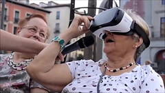 Pornovlog, realidad virtual VR, otaku mostrando las braguitas en la plaza Daniela/ Hyperversos Thumb