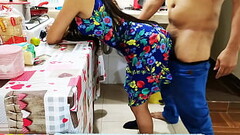 Hijastra Hermosa Queda sola en Casa y Tiene que Cocinar pero su Padrastro no la Deja porque Empieza  Thumb