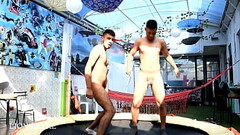 Desnudo saltando en  trampol&iacute_n Thumb