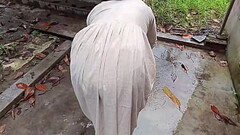 अजनबी पानी पीने अंदर आया और मुझे चोद कर चला गया Thumb