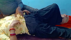लड़की को कमरे में बुला कर उसके ही बिस्तर पर लिटा कर Thumb