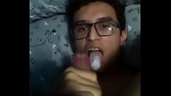 Novinho gostoso gozando na pr&oacute_pria boca Thumb