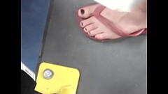 Pezinhos da loirinha de havaianas no &ocirc_nibus 5 Thumb