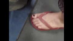 Pezinhos da loirinha de havaianas no &ocirc_nibus 1 Thumb