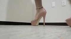 Tacones claros, Medias blancas, vestido de flores Thumb