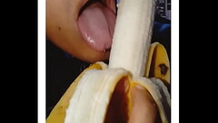 As&iacute_ rico chupo tu pene como lo hago con el platano Thumb