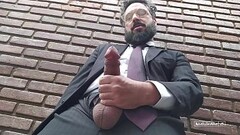 Executivo tarado se masturba no jardim do escrit&oacute_rio Thumb