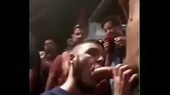 Chupada a un vergon en fiesta frente a todos Thumb