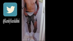 Se orina en los shorts despues de entrenar/ He is peesing his shorts after training. Thumb